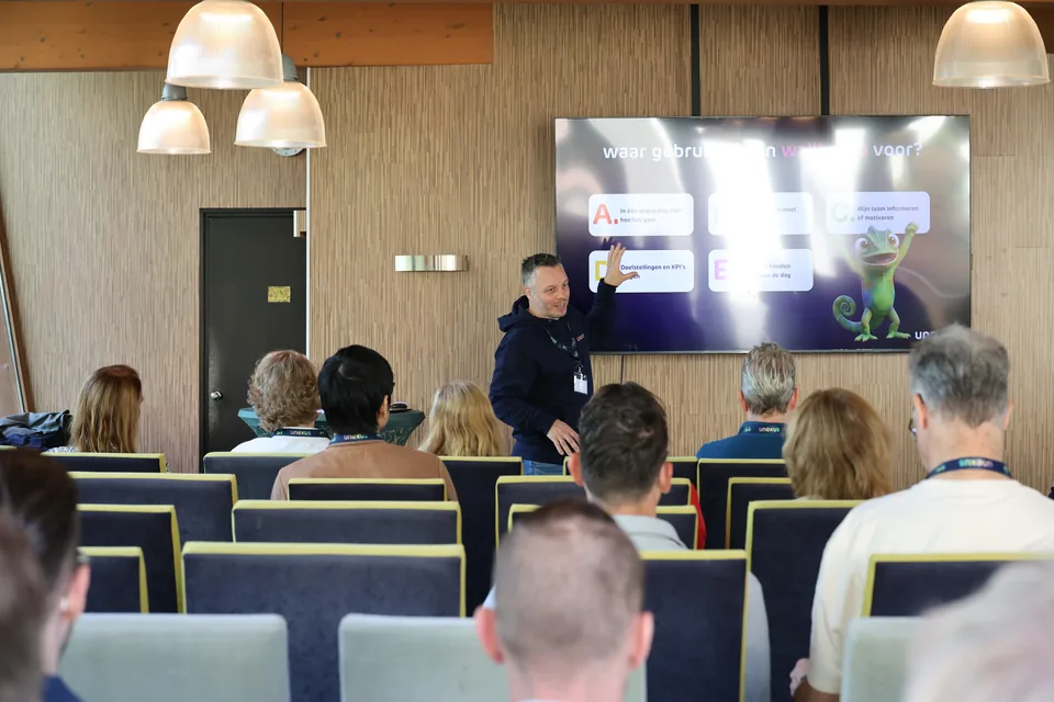 Een workshop met een meerkeuzevraag op het scherm en Nex ernaast