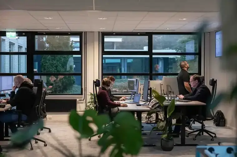 De werkvloer van een klantcontactcentrum met wallboards aan de wand