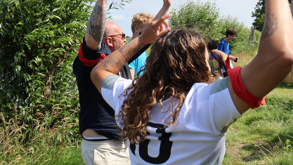 Twee collega&rsquo;s juichen met de armen in de lucht