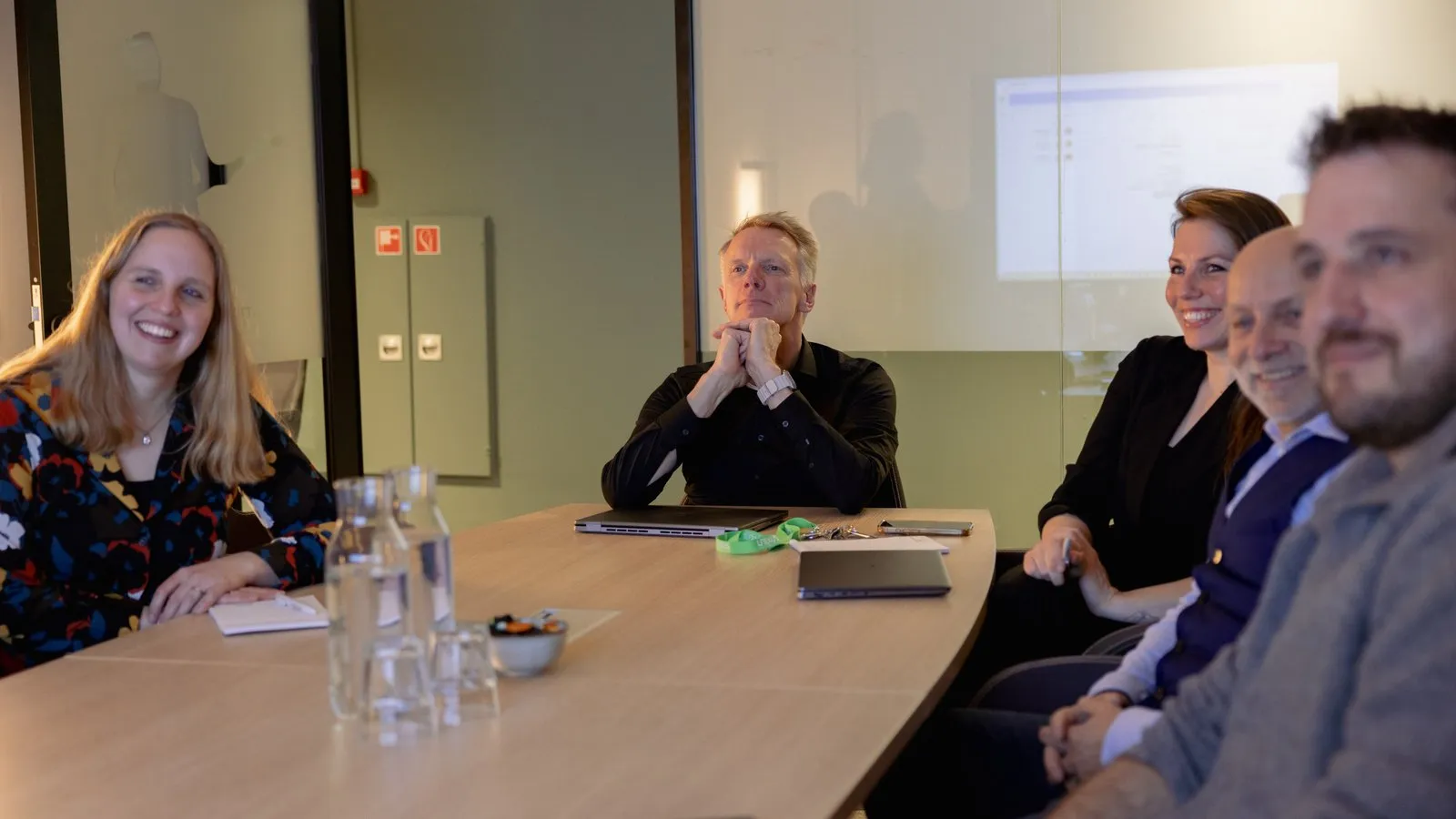 Collega&rsquo;s van Unexus rond de tafel in de vergaderruimte
